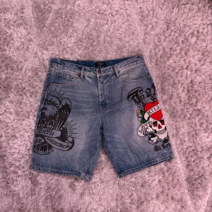 Ed Hardy Vintage Shorts Broderade 36 - Tvär feta Ed Hardy vintage shorts med broderade design över hela plagget. Storlek 36, knappt använda. Rekommenderar starkt, extremt nice och unika. 