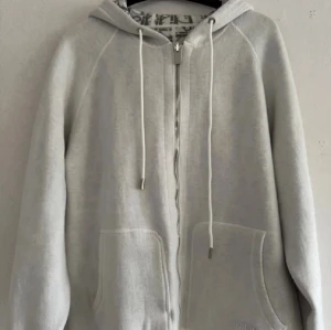 Vit cashmere zip up  - Säljer nu en nästan helt ny vit zip up hoodie 
