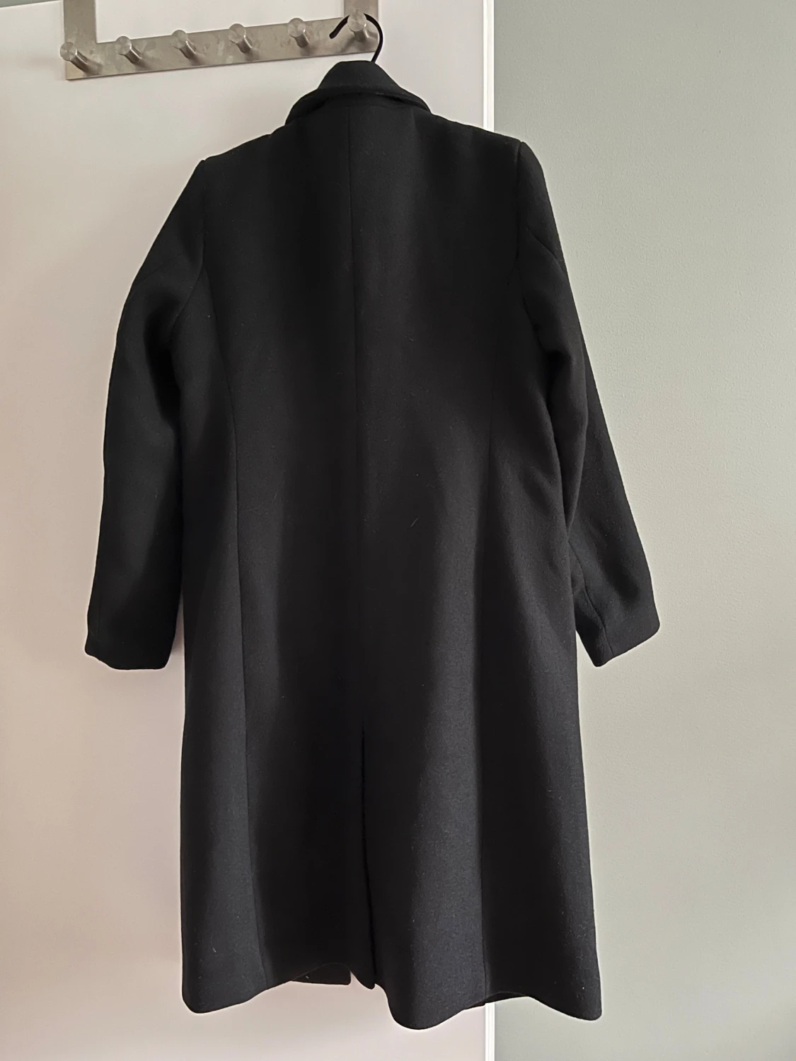 Svart lång kappa med knappar - 1
