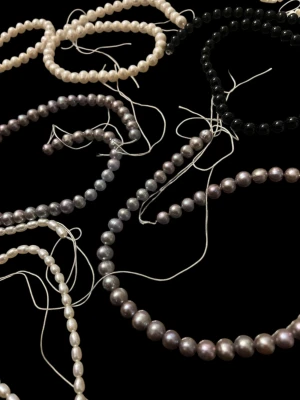 Flera pärlhalsband i olika färger - Säljer ett gäng halsband med pärlor i olika färger – vita, svarta och grå/lila toner. Alla halsband har klassiska runda pärlor och är trädda på vit tråd. Perfekt för dig som gillar stilrena och tidlösa smycken med en elegant vibe. 100kr styck, priset kan diskuteras!