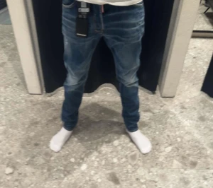 dsquared2 jeans - Jag säljer nu mina blå dsquared2 jeans som jag köpte i Paris. Skickar mer bilder i dm
