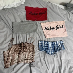 Fem trendiga tubtoppar och linne - Säljer 5st croptops för 25kr tsm. Någon av de har fläckar men går bort i tvätt! Linnena passar mig som bär från XXS-S.💗💗