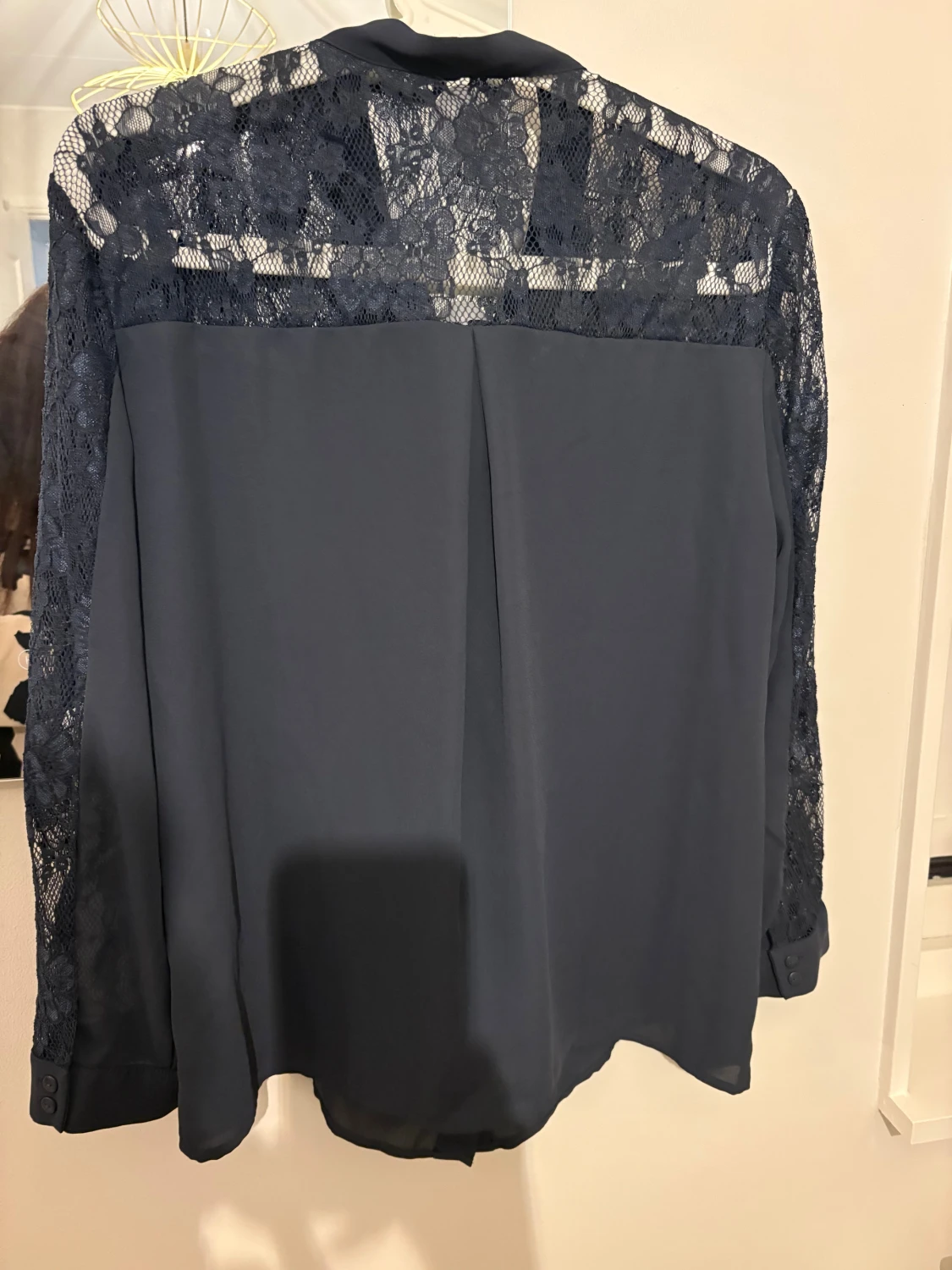 Mörkblå blus med spets från ONLY - 3