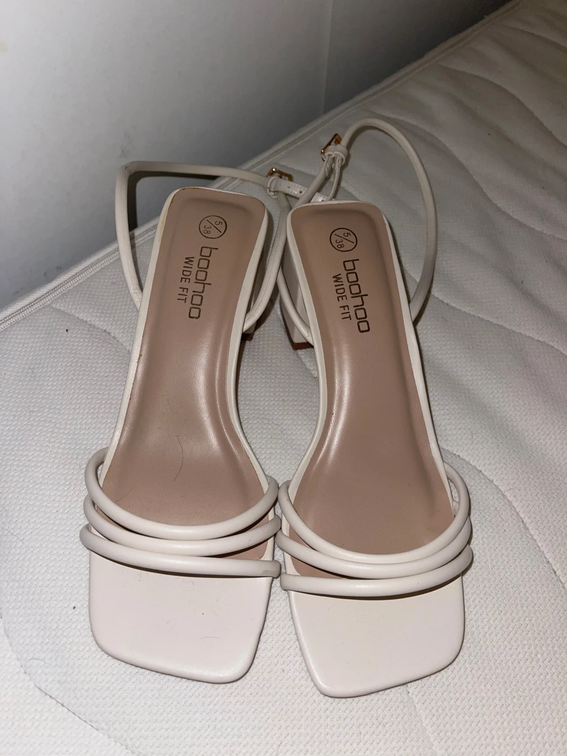 Vita/beiga klackskor med fyrkantig tå  - 1