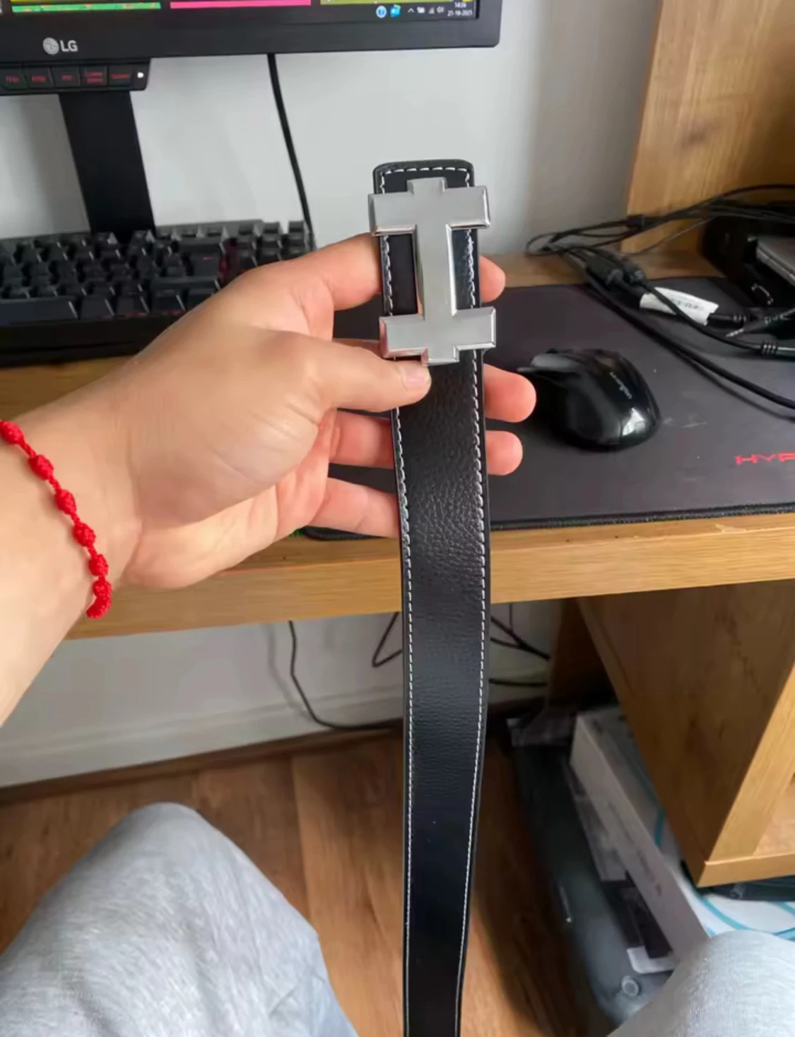 Svart skärp med silverfärgat H-spänne - 1