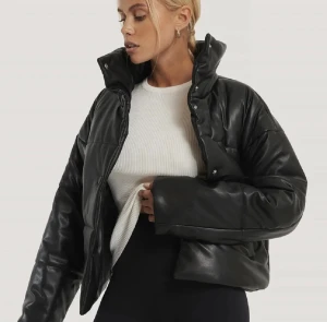 Svart pufferjacka  - Svart jacka från NAKD