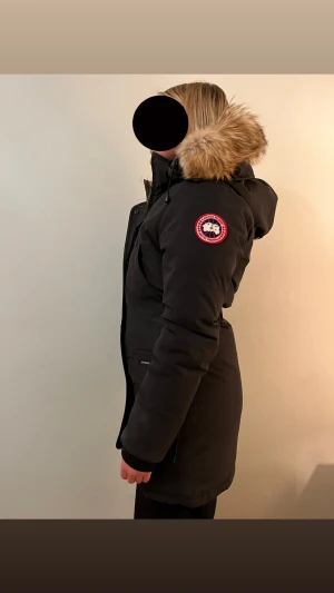 Svart Canada Goose dunjacka med päls - Säljer en svart dunjacka från Canada Goose som är använd under en vinter. Inga defekter. Säljer då jag inte använder längre.