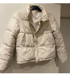 Beige pufferjack - Säljer en beige pufferjacka från Gina Tricot🤍🤍