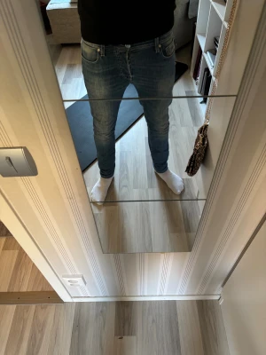 Blå jeans från Tramarossa - Säljer ett par snygga blå jeans från Tramarossa.  Jeansen har klassisk femficksdesign och detaljerade sömmar. Passformen är slim och materialet är mjukt denim. Skriv för med frågor!!