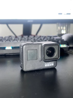 GoPro HERO7 Black - GoPro HERO7 Black actionkamera i fungerande skick. Spelar in i 4K/60fps, har röststyrning och pekskärm. alla funktioner testade och fungerar. Perfekt för äventyr, sport och vloggning.