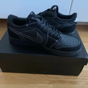 Svarta Nike Jordan 1 Low sneakers - Snygga svarta Nike Jordan 1 Low Travis scott sneakers