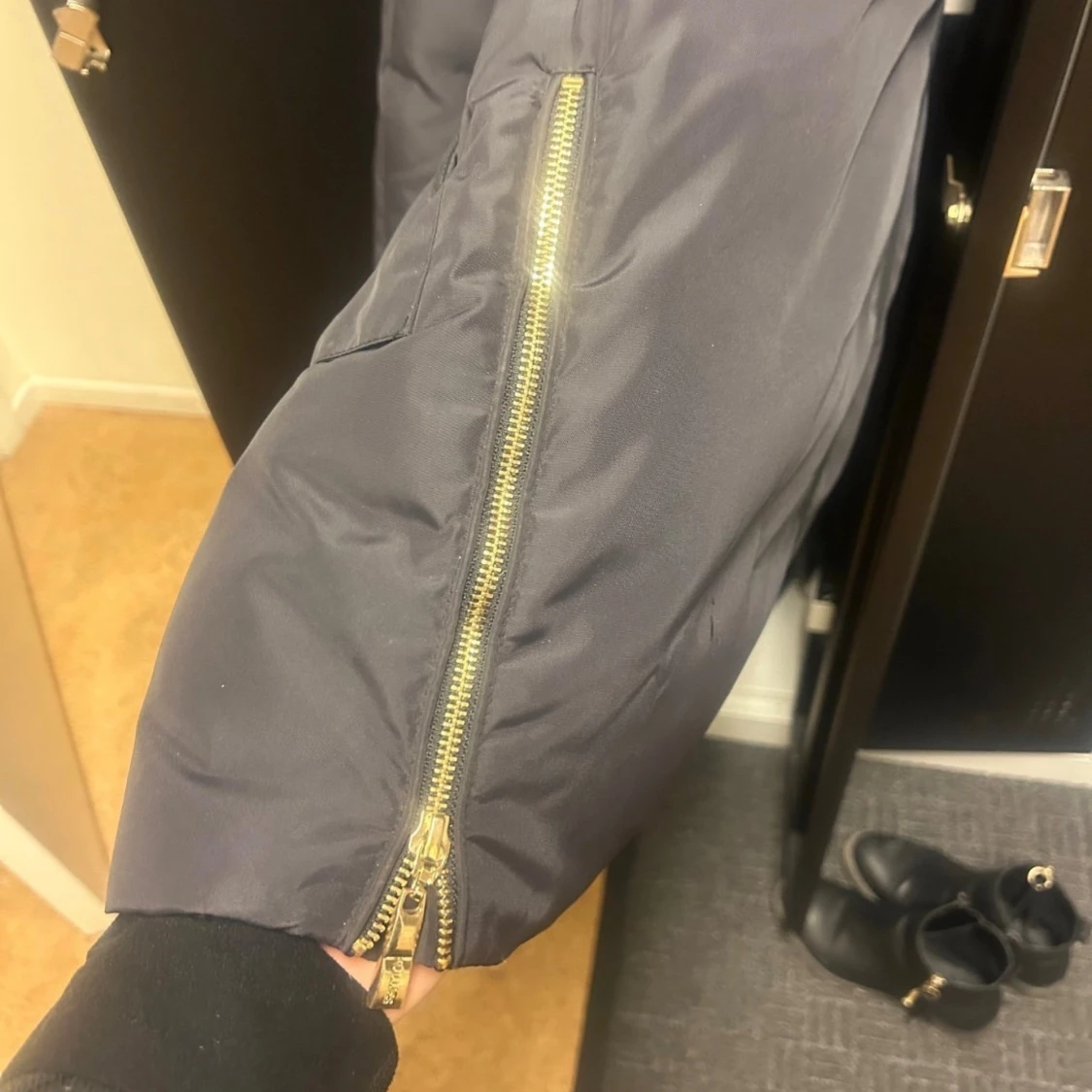 Svart dunjacka med päls från Hollies  - 4