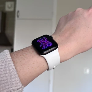 Vitt silikonarmband till apple watch 38/40/41mm - Säljer en ett vitt silikonarmband till apple watch, passar till storlekarna 38/40/41mm. Nypris 299kr. Armbandet är mjukt och flexibelt, med flera hål för justerbar passform. Följer med en längre och en kortare del för att passa just din handled. Använt en gång 🤍