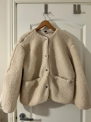 Beige teddyjacka - Säljer en superfin beige teddyjacka från H&M. Säljes för att jag har för många jackor.🤣Den är super mysig och passar perfekt till höst/vår (vinter också med lite mer lager under) 