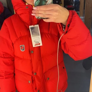 Röd Fjällräven Expedition Down Lite - Super fin fjällräven i populära modellen down lite. Köptes för ett år sedan. Kvitto kan hittas. Använt mycket varsamt, därför inga skavanker eller något tecken på användning. 
