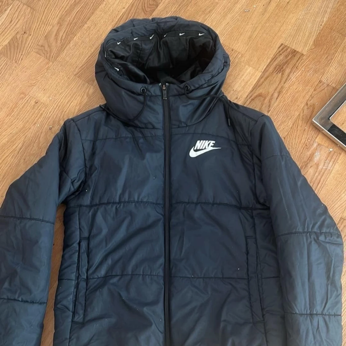 Svart pufferjacka från Nike med huva - 1