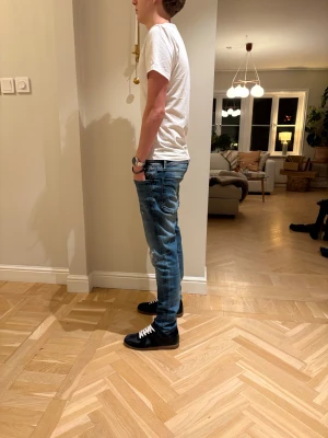 Tommy Hilfiger jeans  - Säljer ett par Hilfiger jeans för att dom har blivit för små!! Dom har tvär snygga slitningar och tvätt. Passar perfekt på dig som är ganska smal och är runt 176 cm lång.