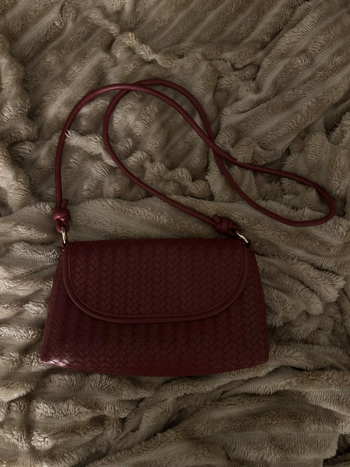 Vinröd axelväska i flätat skinn