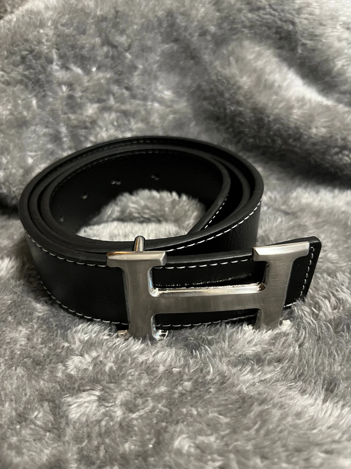 Snyggt svart H bälte