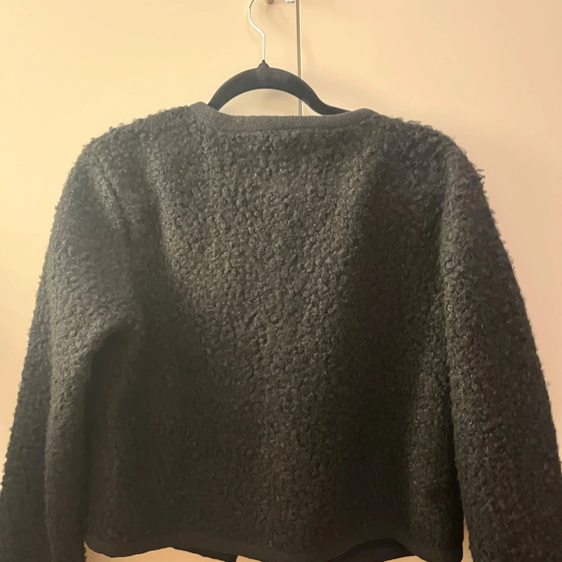 Svart teddyjacka med guldknappar - 3