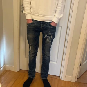 Dondup George 32 - Dondup Jeans. Modell George passar som slim. Storlek 32/32. 103cm längd & 40cm midja. Fint skick, inga defekter. Skriv om minsta fundering!