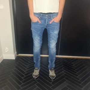 Dondup George  - Dondup jeans!! | Säljer dem här supersnygga Dondup jeansen 💫 | Jeansen  är i W31 o i en tvär fet tvätt  | Mått längd: 101cm | midjebredd: 40cm | Jeansen är 9/10 skick och i en slim model 🌟| Nypris - Runt 2999 sek | Pris kan diskuteras vid snabb affär!! 💸 | För flera bilder eller frågor så är det bara att kontakta mig📩