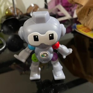 McDonald's Happy Meal Robot Toy 2019 - Söt robotfigur från McDonald's Happy Meal 2019, ca 10 cm hög. Tillverkad i plast med färgglada leder. Bra skick, inga synliga defekter eller slitage. Perfekt som samlarobjekt eller leksak för barn.