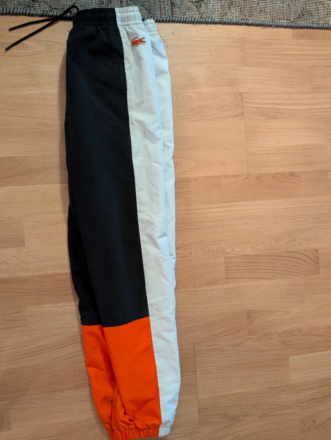 Färgglada träningsbyxor från Lacoste - 2