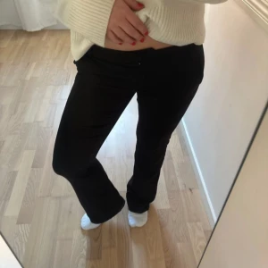 Svarta byxor med låg midja - Kostymbyxor med låg midja 