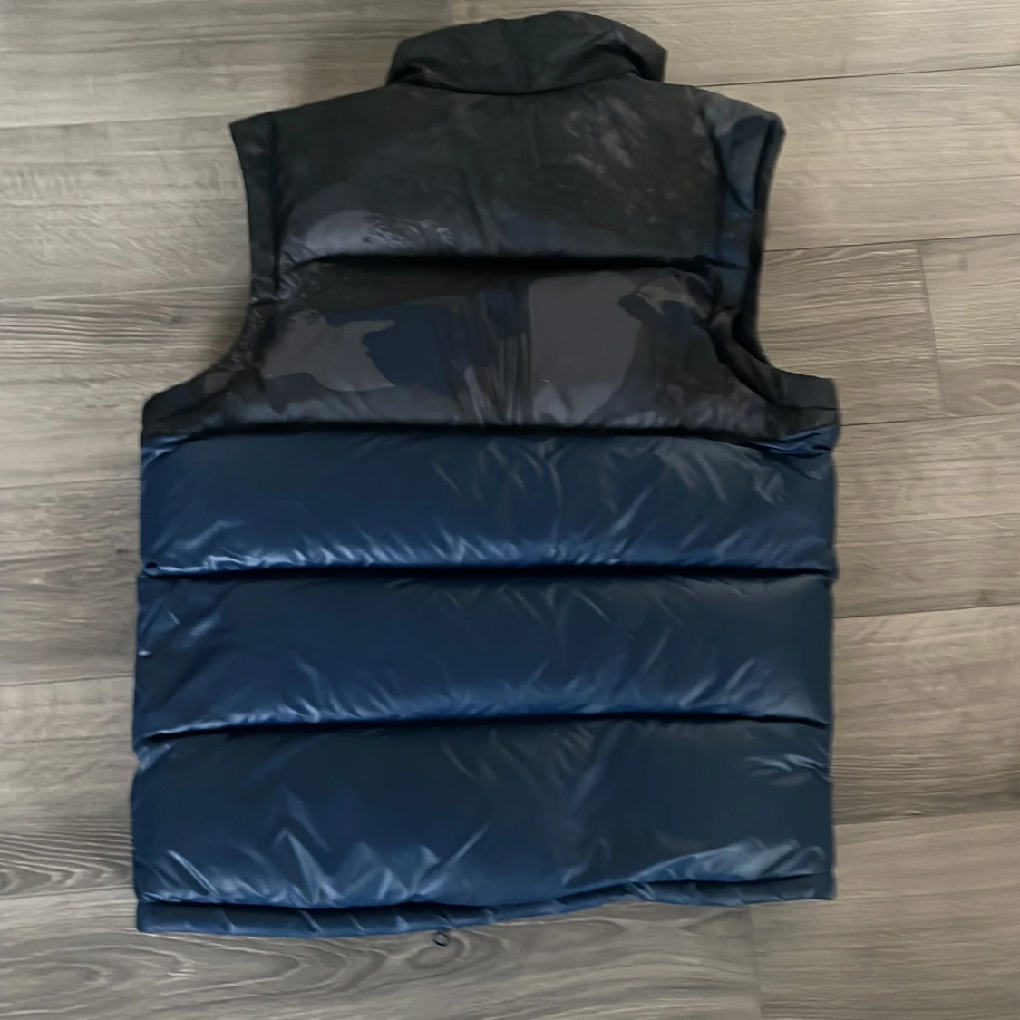 Blå dunväst med camomönster från Adidas - 1