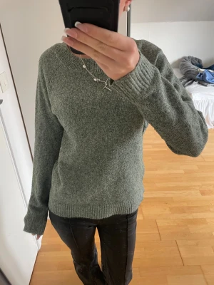 Stickad tröja  - Fin stickad tröja från Vero Moda i storlek XS. Den har ett hål på ryggen (skicka privat för bild) men det är inget man tänker på.