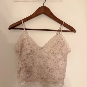 Beige Topp - Säljer beige topp i storlek S. Sitter fint och funkar perfekt till både vardag och fest. I jättefint skick!
