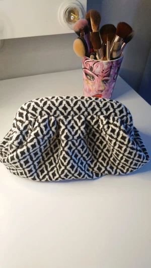 Svartvit Clutchbag - En unik svartvit Clutchbag 👛 för ett bra pris. Perfekt för att bära med sig det viktigaste!! 