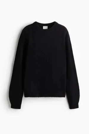 stickad tröja - svart stickad tröja ifrån hm❣️ väldigt fint skick men den är lite nopprig, skriv för egna bilder