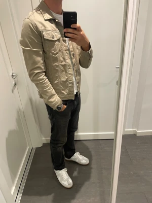 Olivgrön jacka från Jack&Jones - Snygg ljus-olivgrön jacka från Jack & Jones i storlek S. Säljes då jag vuxit ur den och den bara legat i garderoben. Fint skick och inga skador/defekter. Säljes för 200kr. 