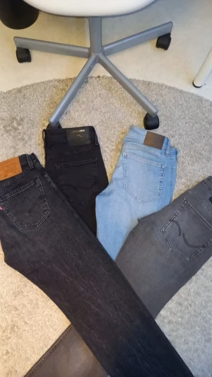 Fyra par jeans i olika färger - Säljer fyra par jeans: två jack and jones, ett par Vailent och ett par Levi's. Säljer alla för 2000 eller enskilda kolla de annonserna pris kan diskuteras vid snabb affär🤗🍾