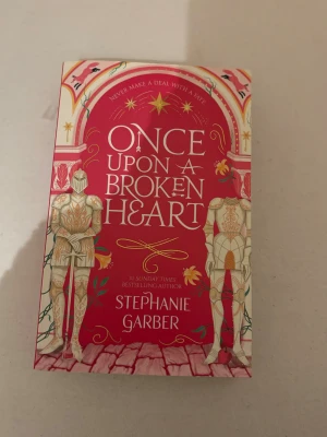 Once Upon a Broken Heart - En bok med ett magiskt och sagolikt omslag, perfekt för dig som älskar äventyr och romantik. Två riddare och gnistrande detaljer ger en känsla av mystik och fantasy. Passar unga vuxna som vill drömma sig bort till en annan värld.