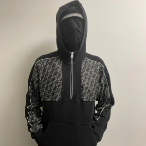 Svart EA7 hoodie med half zip - Svart hoodie från EA7 Emporio Armani med half zip och huva. Snygga mönstrade paneler med EA7-logga.