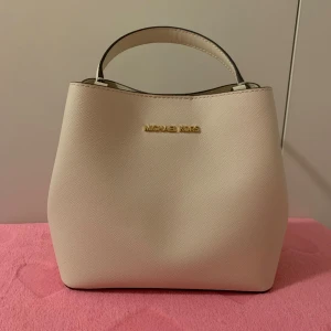 Michael Kors väska ”Pratt” i LT Cream - Ny och oanvänd