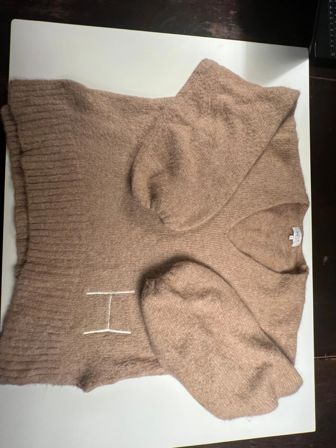 Beige stickad tröja från HÉST