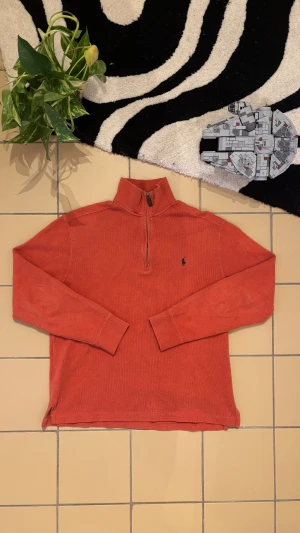 Polo Ralph Lauren half zip  - Läcker orange half zip i bra skick! Storlek S men passar M Hör gärna av dig om du undrar något eller vill komma med bud! ✌🏻