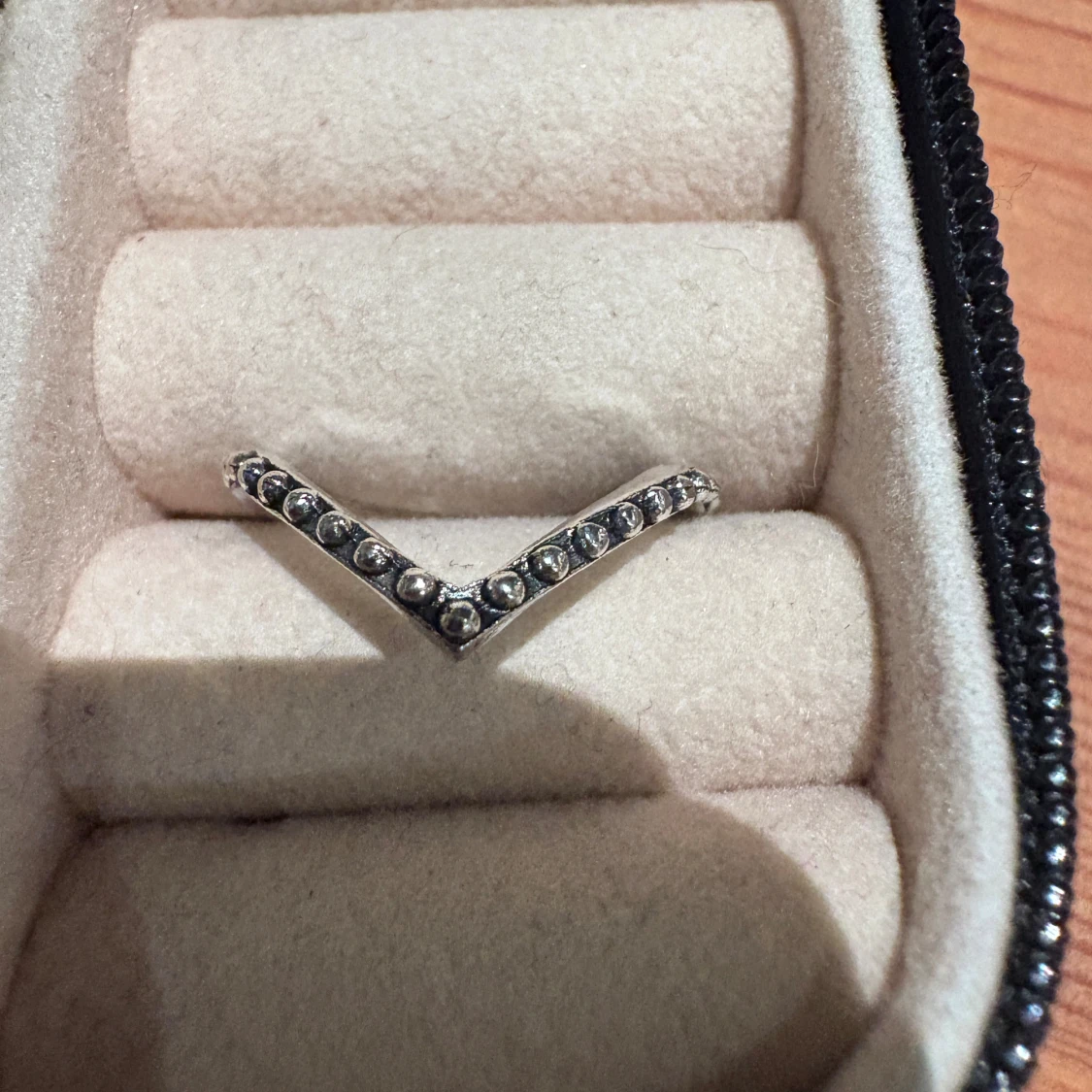 Silvrig V-formad ring med pärlor - 1