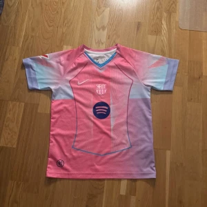 Raphinha Barcelona Fotbollströja  - Raphinha Barcelona Fotbollströja speciell edition, XL i barn, XS i vuxen, helt ny, aldrig använd! Pris går alltid att diskutera, skriv om du har några frågor!😁👍🏼