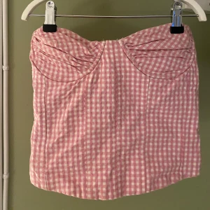 Rutig rosa bandeau korsetttopp - Söt bandeau tubtopp i rosa och vitt rutigt mönster. 
