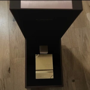 Al Haramain Amber Oud Gold - Amber Oud Gold Edition by Al Haramain Perfumes is a Oriental Vanilla fragrance for women and men. Amber Oud Gold Edition was launched in 2024. Top notes are Bergamot and Green Notes; middle notes are Melon, Pineapple, Amber and Gourmand Accord; base notes are Vanilla, Musk and Woody Notes.   Cirka 40 ml kvar, Skriv vid funderingar