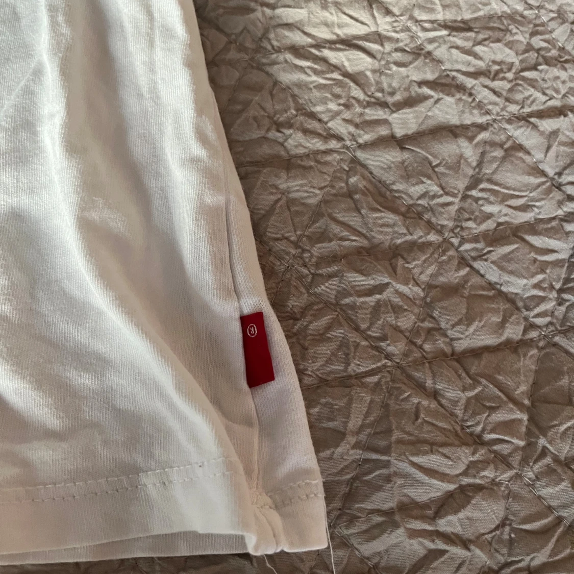 Vit Levi's t-shirt med rött tryck - 1