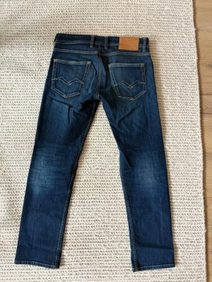 Replay ”Grover” W30 L30 - Skitsnygga och trendiga replay jeans! Använda endast ett fåtal gånger, nypris ca 1700kr.