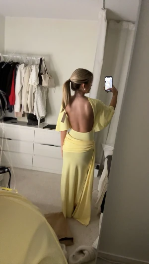 Ljusgul långklänning med öppen rygg - Helt oanvänd ligger kvar i paket med prislapp på❤️