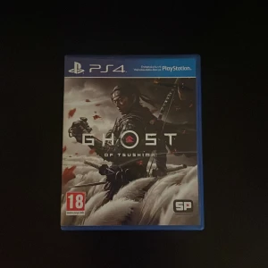 Ghost of Tsushima PS4 - Ghost of Tsushima till PS4 i mycket fint skick. Omslaget och fodralet är välbevarade, inga synliga repor eller skador. Ett actionäventyr med vacker grafik och spännande gameplay. PEGI 18. Perfekt för samlare eller dig som vill uppleva ett episkt samurajspel.