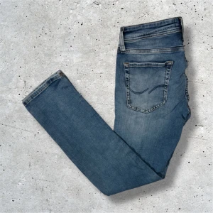 Jack&Jones jeans Slim/Glenn - Säljer detta par ljusblå jeans med slitningar från Jack&Jones i modellen Slim/Glenn. Jeansen är i mycket bra skick utan några defekter. Hör av er vid frågor och kolla gärna in andra jeans på min profil, pris kan diskuteras lite vid snabb affär!